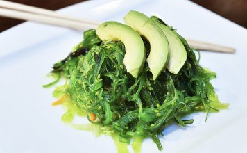 Brustkrebs-Prophylaxe für die Frau Algensalat