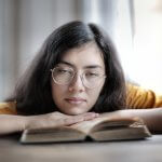 Versteckte Schilddrüsenunterfunktion müde Frau