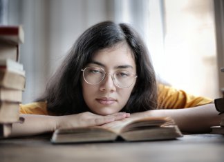 Versteckte Schilddrüsenunterfunktion müde Frau