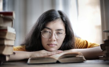 Versteckte Schilddrüsenunterfunktion müde Frau